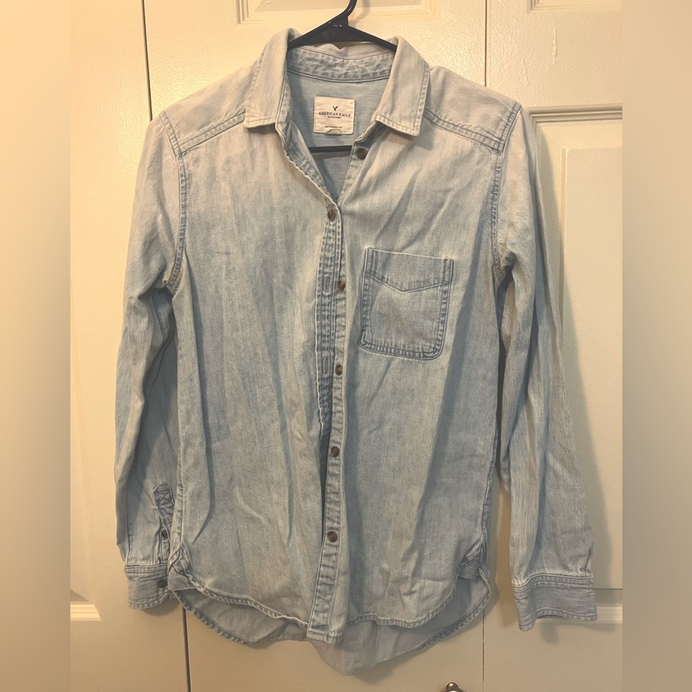 American Eagle Boyfriend Fit Light Wash Denim Button Down - XS